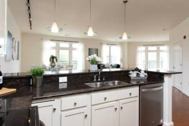 Main picture of 670 Town Center Dr