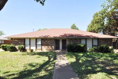 Main picture of 309-311 Christie Ct