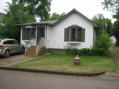 Main picture of 823 3rd St NW