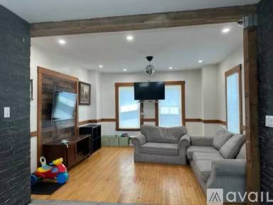 Main picture of 122 Beacon St