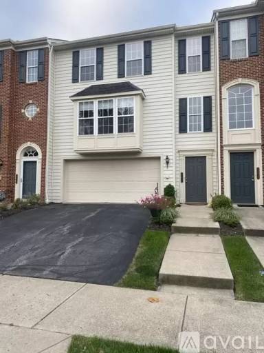 Main picture of 402 Village Pl
