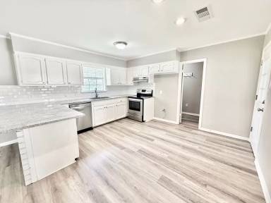 Main picture of 16820 Dahlgren Ave
