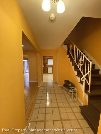 Main picture of 21 Coachlight Sq