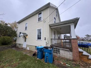 Main picture of 930 W 18th St