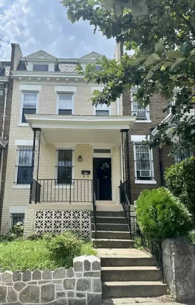 Main picture of 3032 Park Pl NW