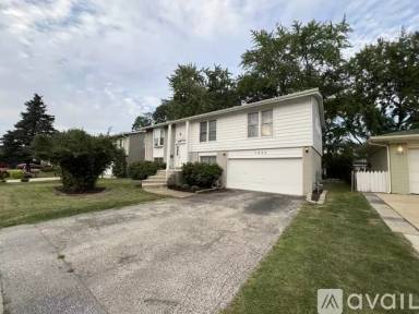 Main picture of 1437 S Busse Rd