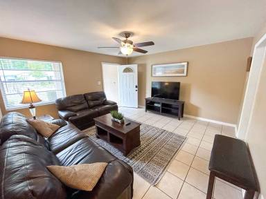 Main picture of 3723 NW 45th St