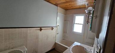 Main picture of 1635 W 3rd St