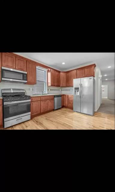 Main picture of 24 W 30th St