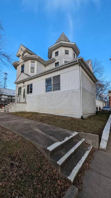 Main picture of 707 Brady St