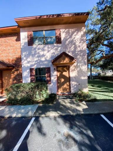 Main picture of 696 Tyner St