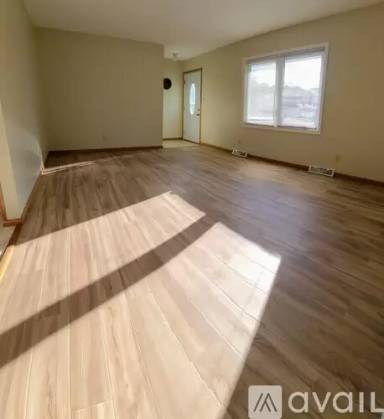 Main picture of W240N6474 Ash St