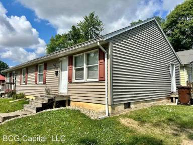 Main picture of 121 N Oak St