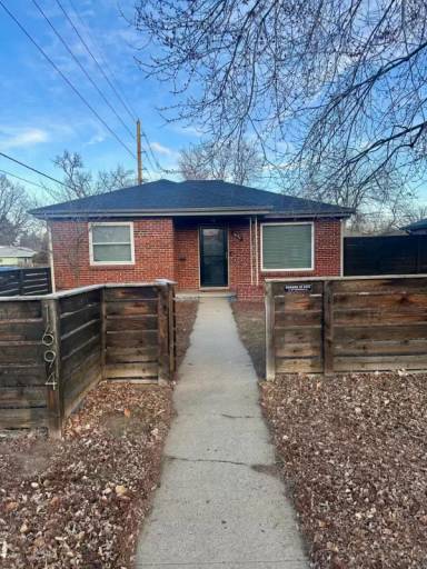 Main picture of 1694 Willow St
