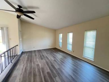 Main picture of 2107 Victoria Rd