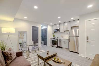 Main picture of 1420 Eastern Ave NE