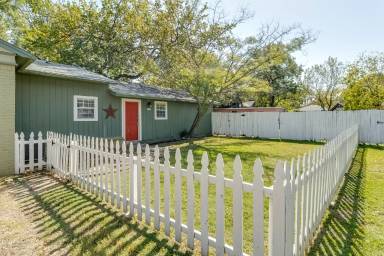 Main picture of 424 E Worth St