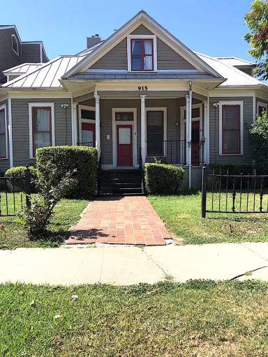 Main picture of 915 W 23rd St