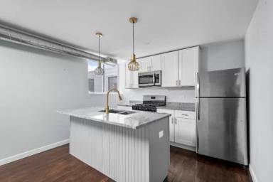Main picture of 2945 W Peterson Ave