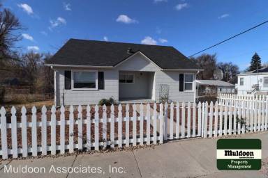 Main picture of 220 S Cedar St
