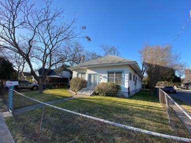 Main picture of 215 Queen Anne Ct