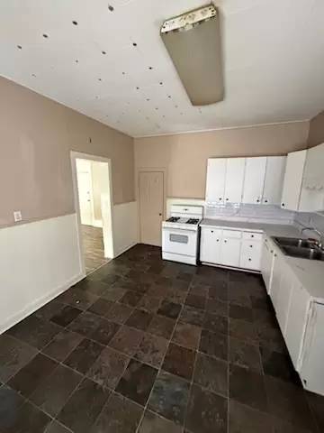 Main picture of 302 W 5th St