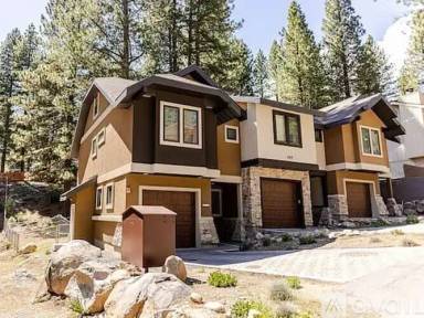 Main picture of 365 Cottonwood Ct
