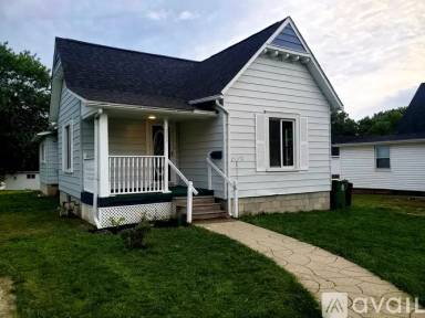 Main picture of 207 Elwood Ave