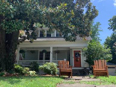 Main picture of 905 W McGee St