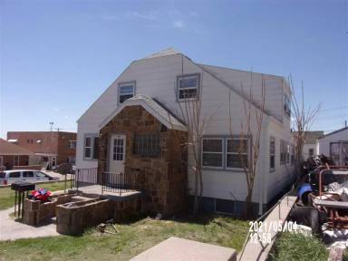 Main picture of 302 E 2nd St
