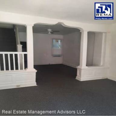 Main picture of 1033 W Monmouth St