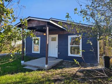 Main picture of 1360 Essex St