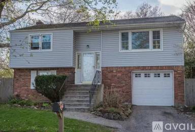 Main picture of 7 Monaton Dr