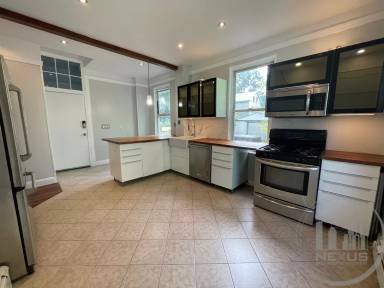 Main picture of 18 Oak St