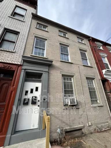 Main picture of 142 S Prince St