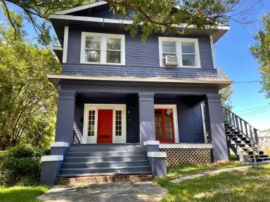 Main picture of 822 College St