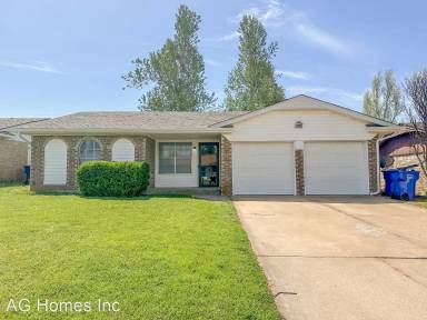 Main picture of 320 E Hillcrest Ln