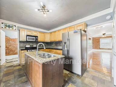 Main picture of 1033 E 5th St