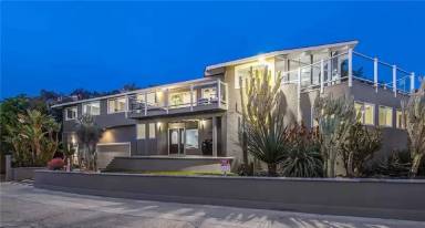 Main picture of 2 Camel Point Dr