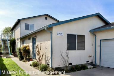 Main picture of 37051 Walnut St