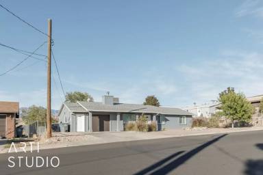 Main picture of 255 E 200 N