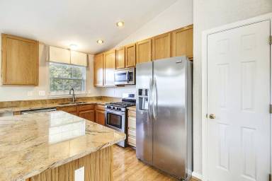 Main picture of 102 W Deer Park Rd