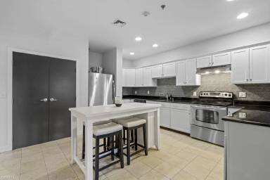 Main picture of 72 Orange St