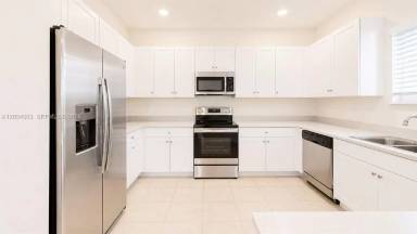 Main picture of 2434 NE 1st St
