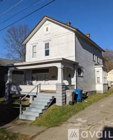 Main picture of 305 W College St