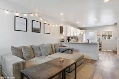 Main picture of 621 1/2 8th St W