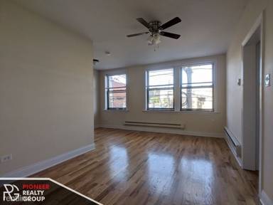 Main picture of 818 W Diversey Pkwy