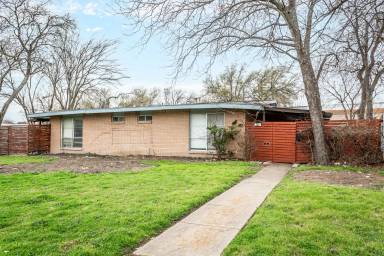Main picture of 703 Royal Crest Dr