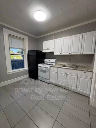 Main picture of 64 Hollis St