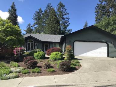 Main picture of 1009 NW Regent Dr